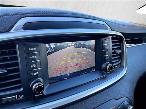 Used 2020 Kia Sorento LX FWD image 21