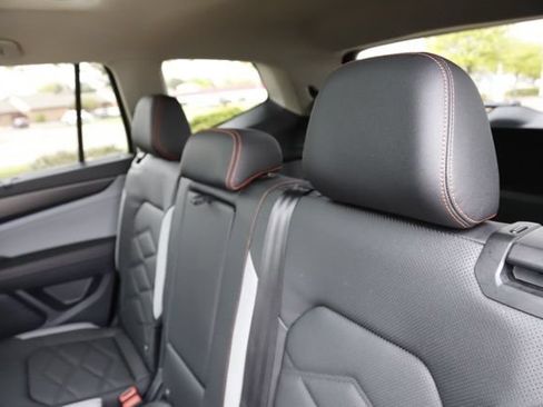 Used 2025 Volkswagen Atlas Peak Edition SE AWD/4WD image 18