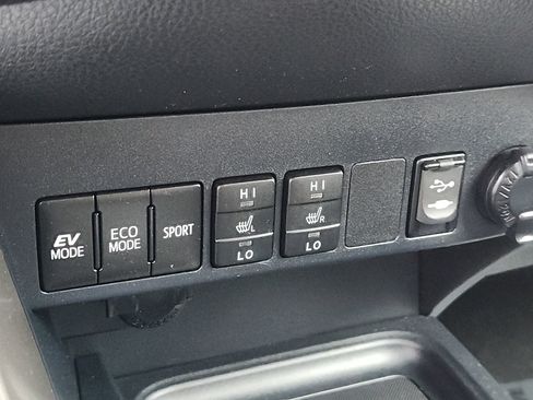 Used 2017 Toyota RAV4 Limited image 17