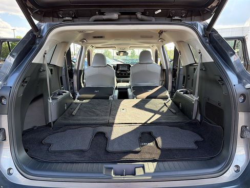 Used 2021 Toyota Highlander XLE AWD/4WD image 8