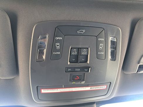 Used 2022 Toyota Sienna XSE AWD/4WD image 17