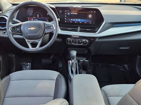 Used 2025 Chevrolet Trax LT w/ LT Convenience Package FWD image 24