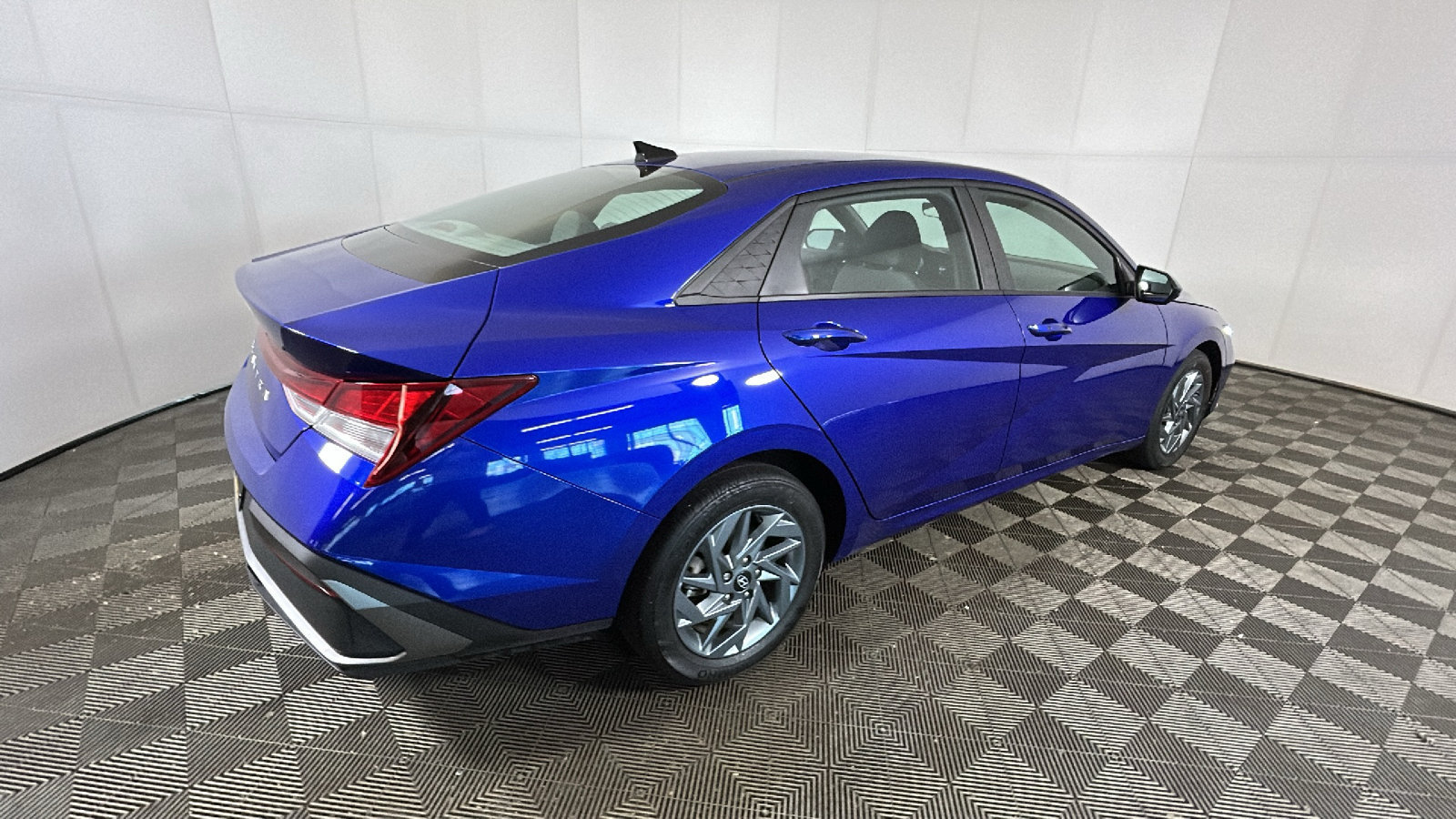 Used 2024 Hyundai Elantra SEL FWD image 3