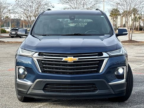 Used 2023 Chevrolet Traverse LT image 2