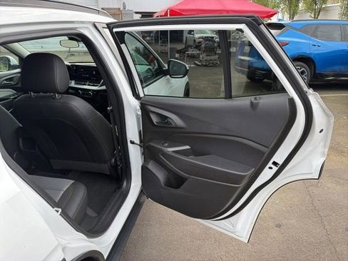 Used 2025 Chevrolet Trax LT FWD image 21