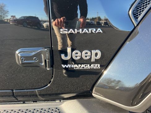 Used 2022 Jeep Wrangler Unlimited Sahara w/ LED Lighting Group image 10