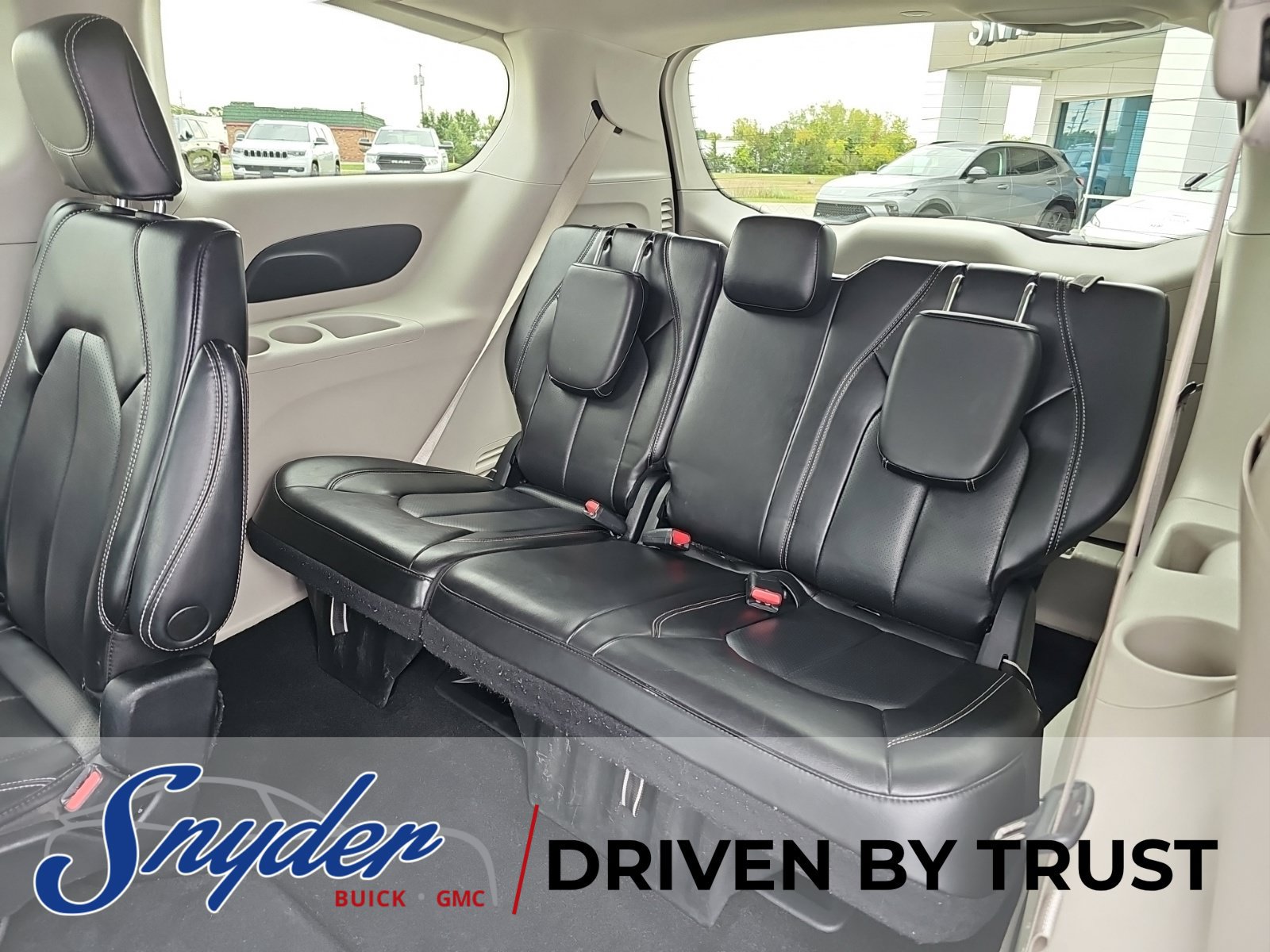 Used 2023 Chrysler Pacifica Touring-L FWD image 20