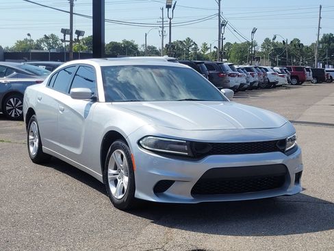 Used 2020 Dodge Charger SXT w/ Leather Interior Group RWD image 6