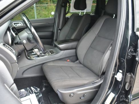 Used 2020 Jeep Grand Cherokee Laredo AWD/4WD image 9