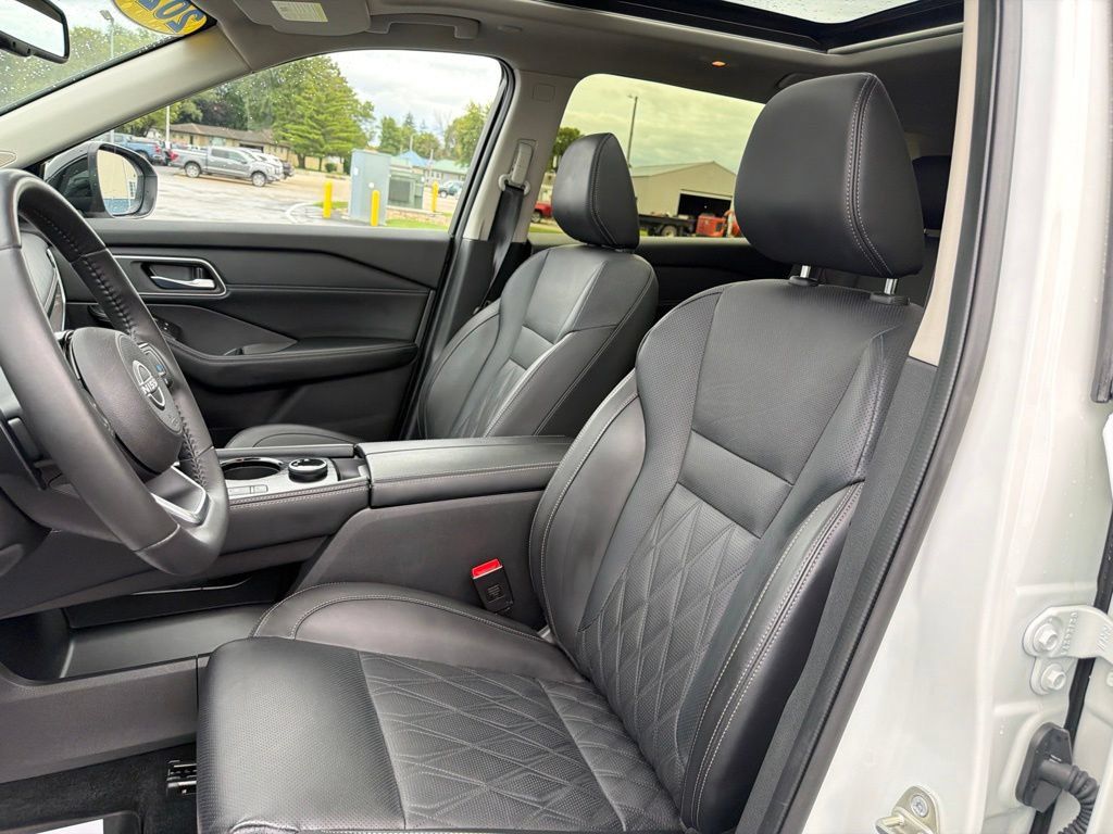 Used 2024 Nissan Rogue Platinum AWD/4WD image 12