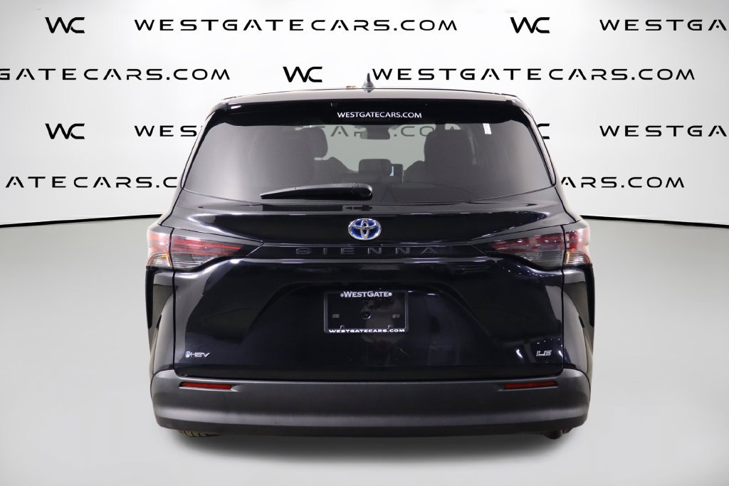 Used 2025 Toyota Sienna LE FWD image 4
