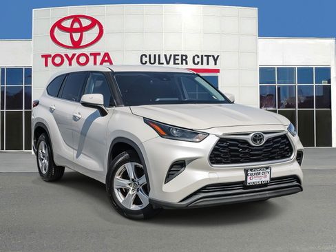 Used 2021 Toyota Highlander L FWD image 1