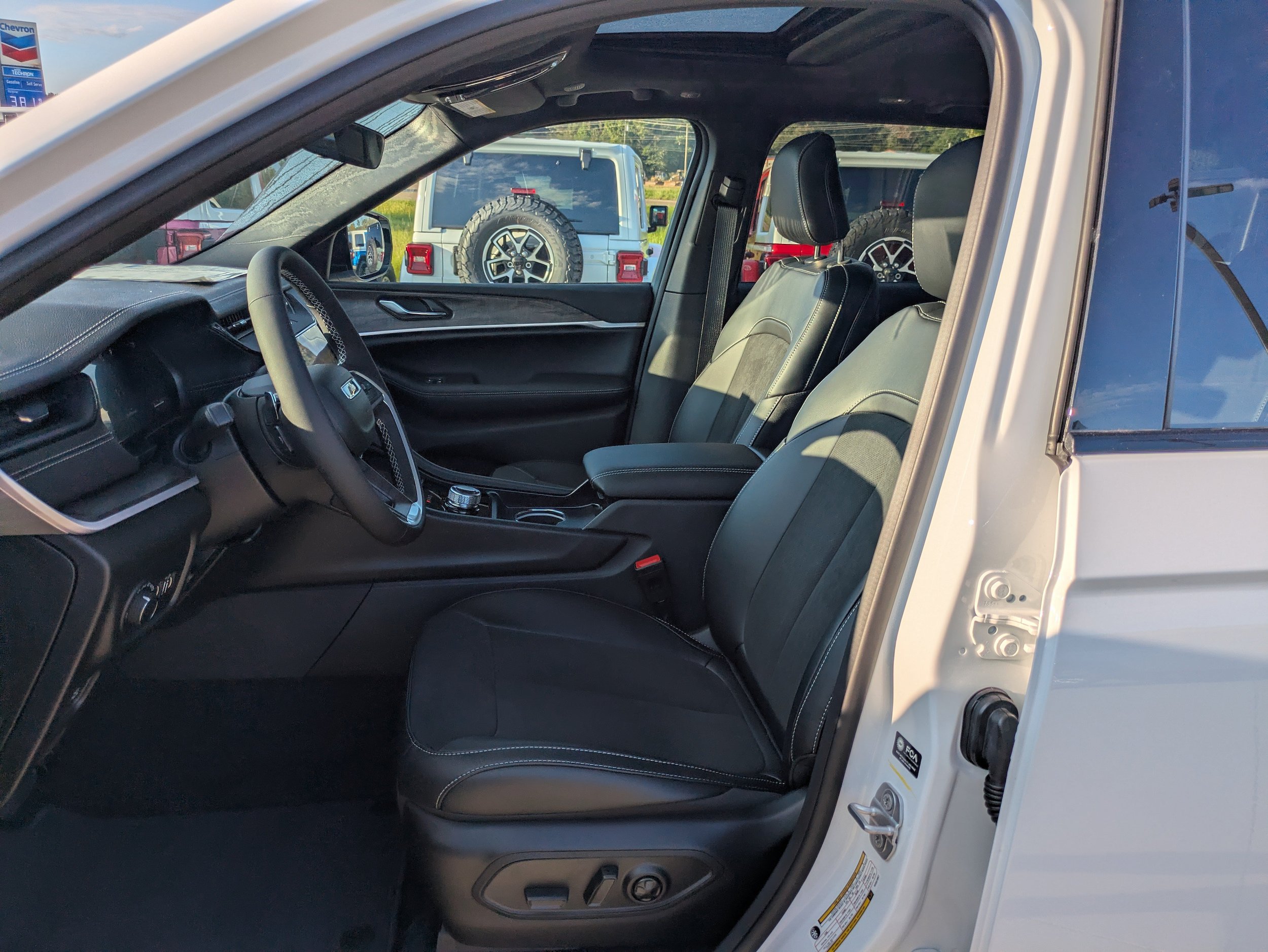 New 2027 Jeep Grand Cherokee Altitude RWD image 4