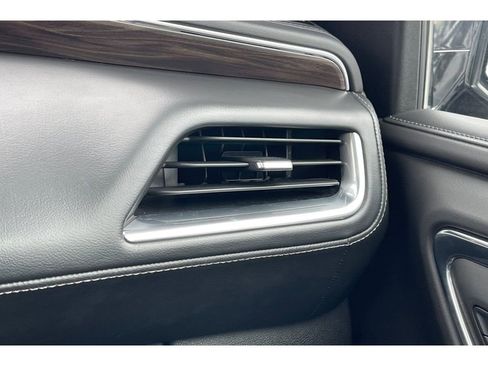 Used 2022 Chevrolet Suburban LT w/ Luxury Package image 32