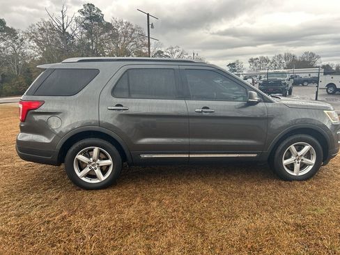 Used 2019 Ford Explorer XLT w/ Equipment Group 202A image 6