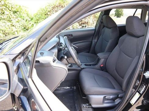 Certified 2025 Toyota Corolla Cross LE FWD image 8