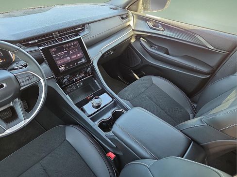 Used 2025 Jeep Grand Cherokee Altitude image 12