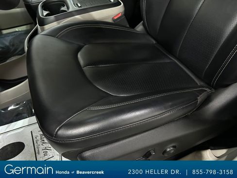 Used 2023 Chrysler Pacifica Touring-L image 21