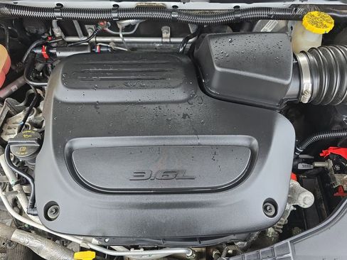 Used 2023 Chrysler Voyager LX image 31