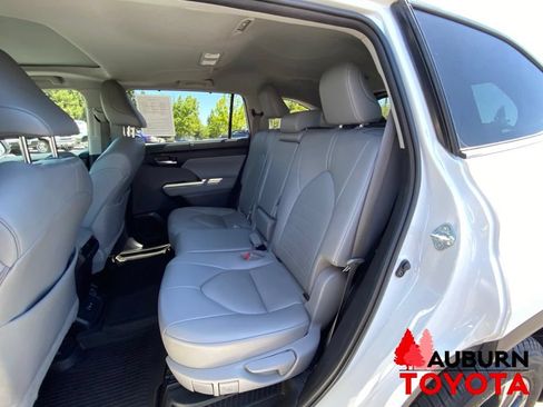 Used 2022 Toyota Highlander XLE AWD/4WD image 29
