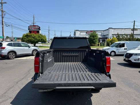 Used 2025 Toyota Tacoma SR5 AWD/4WD image 28