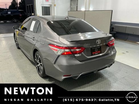 Used 2018 Toyota Camry SE w/ Audio Package FWD image 4