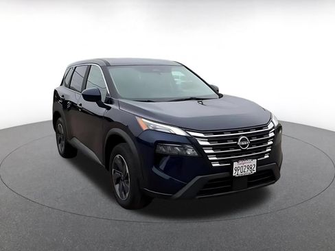 Used 2025 Nissan Rogue SV FWD image 3
