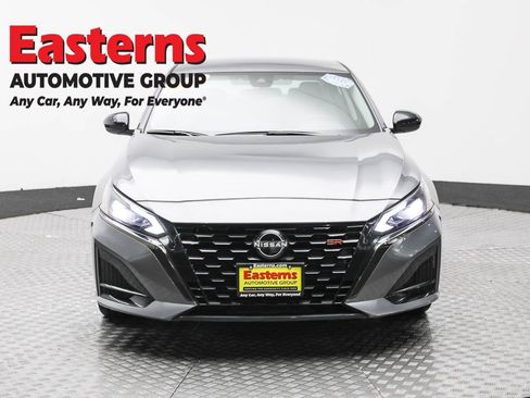 Used 2023 Nissan Altima 2.5 SR FWD image 2