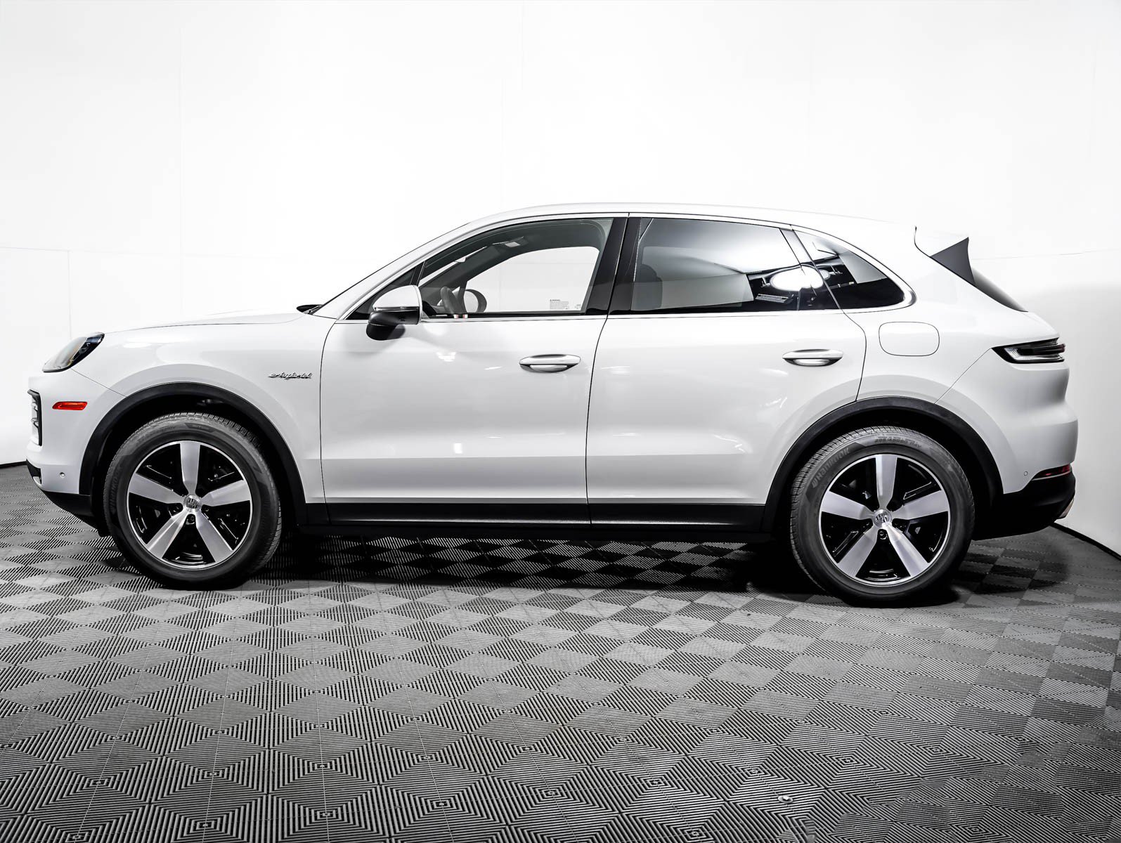 Certified 2024 Porsche Cayenne AWD/4WD image 2