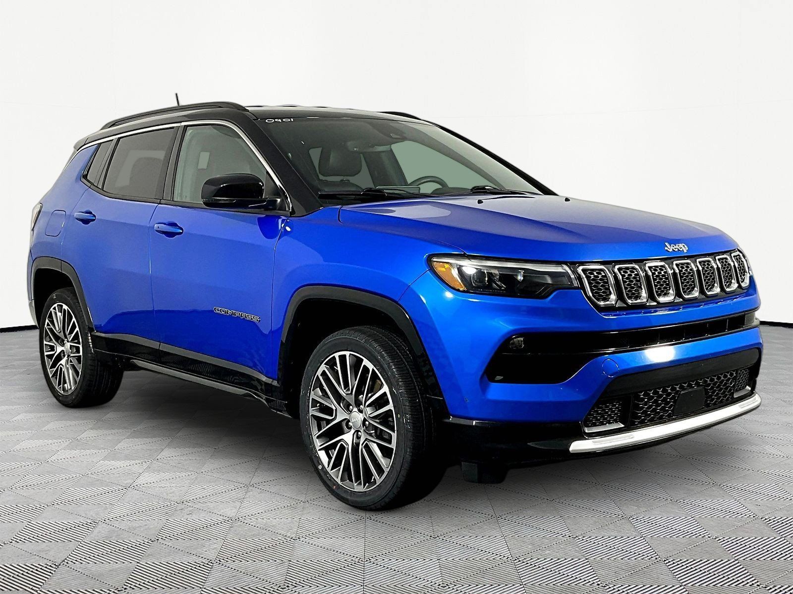 Used 2023 Jeep Compass Limited w/ Elite Group AWD/4WD image 3