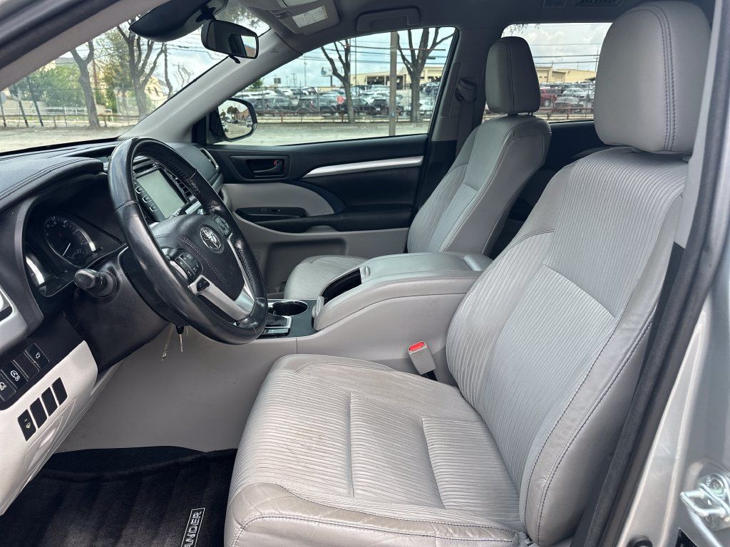 Used 2017 Toyota Highlander Plus FWD image 9
