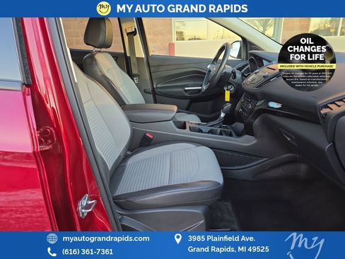 Used 2017 Ford Escape SE w/ SE Sport Appearance Package image 36
