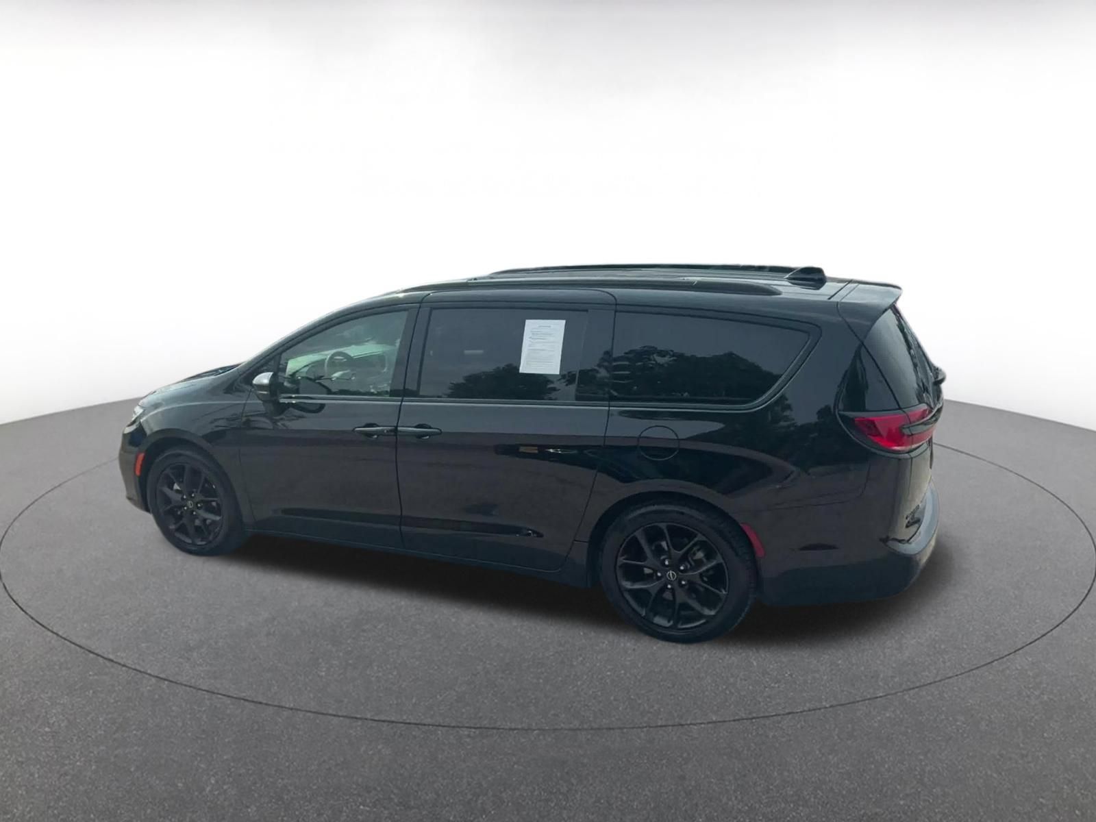 Used 2025 Chrysler Pacifica Limited FWD image 9