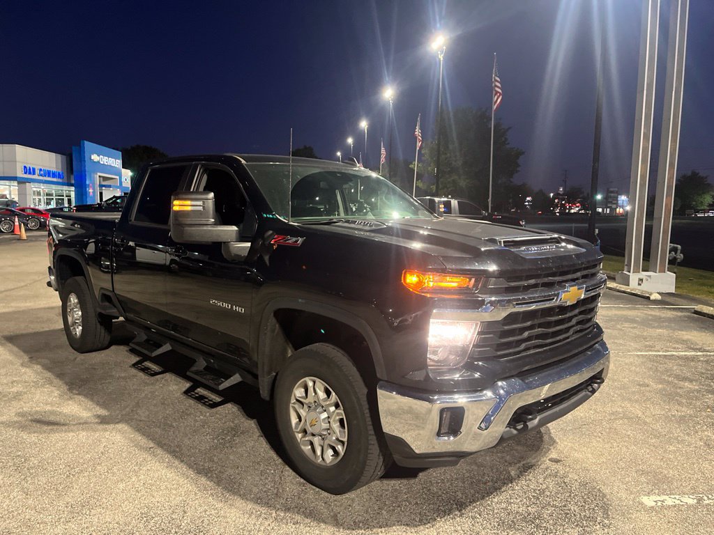 Used 2024 Chevrolet Silverado 2500 LT w/ Convenience Package AWD/4WD image 2