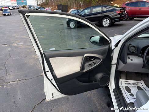 Used 2014 Toyota RAV4 EV image 6