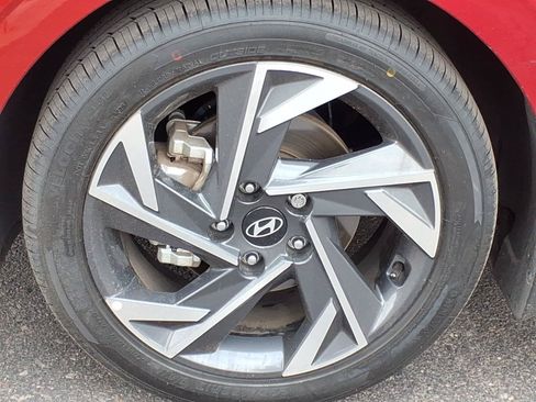 Certified 2025 Hyundai Elantra Limited FWD image 9