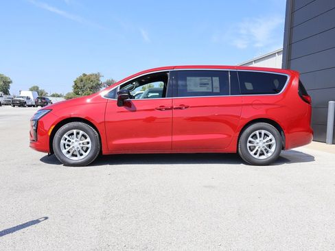 New 2027 Chrysler Pacifica Select FWD image 2