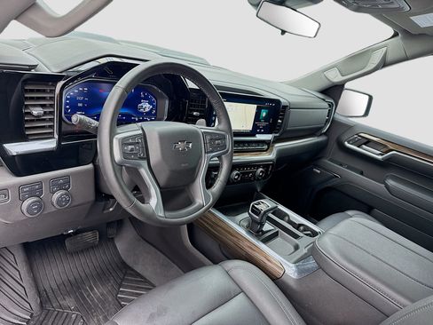 Used 2024 Chevrolet Silverado 1500 LT Trail Boss w/ Convenience Package II AWD/4WD image 7