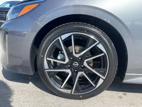 Used 2025 Nissan Sentra SR w/ SR Premium Package image 31