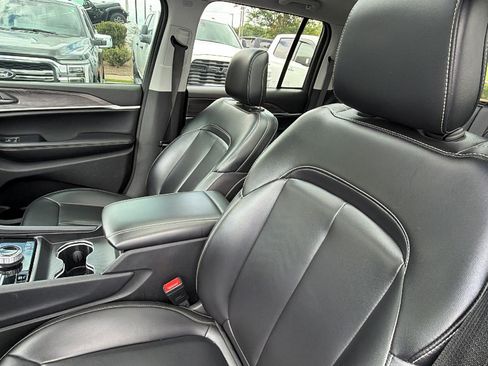 Used 2023 Jeep Grand Cherokee 4WD 4xe image 17