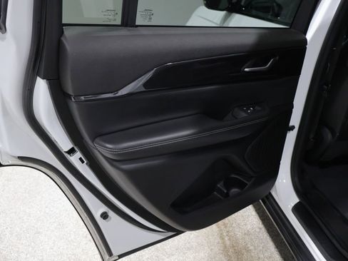 Used 2023 Jeep Grand Cherokee L Laredo image 19