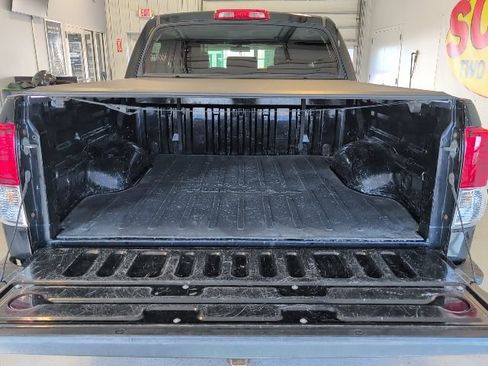 Used 2011 Toyota Tundra 4x4 CrewMax w/ SR5 Pkg image 29