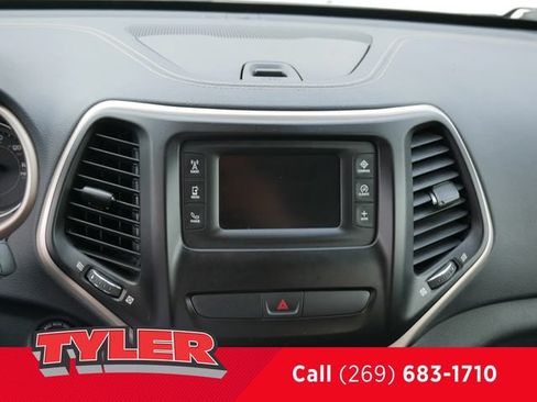 Used 2016 Jeep Cherokee Latitude FWD image 31