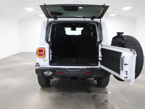 Used 2024 Jeep Wrangler Sahara image 17