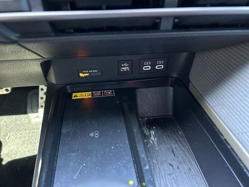 Used 2025 Toyota Camry SE w/ Convenience Package image 15