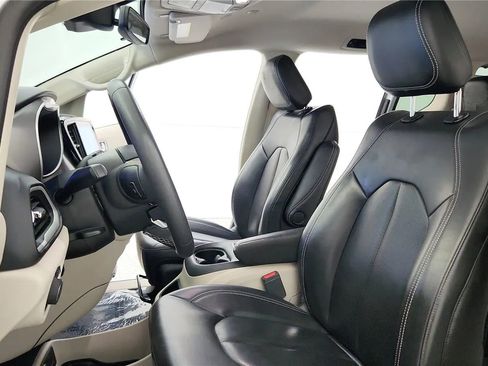 Used 2023 Chrysler Pacifica Touring-L FWD image 27