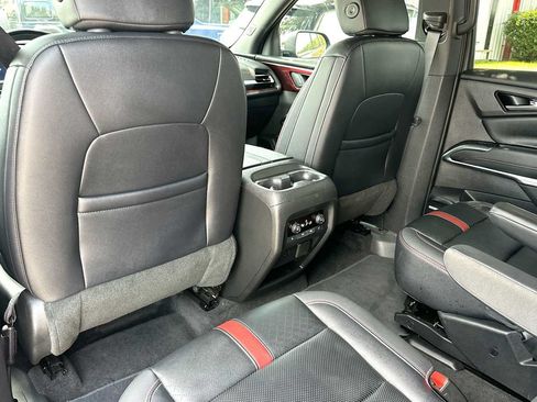 Used 2025 Chevrolet Traverse RS FWD image 24
