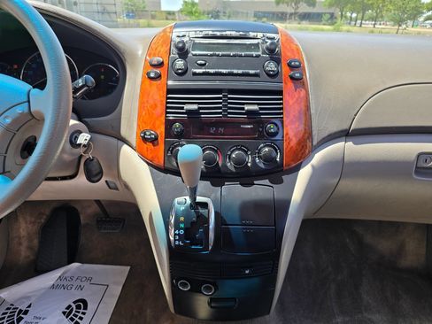 Used 2010 Toyota Sienna LE FWD image 35