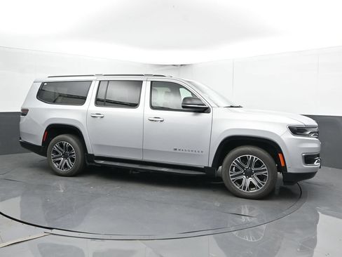 Used 2024 Jeep Wagoneer L Series II w/ Flexible Seating Group AWD/4WD image 4