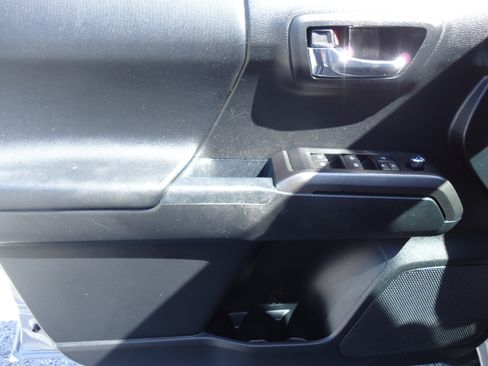 Used 2017 Toyota Tacoma TRD Pro AWD/4WD image 25